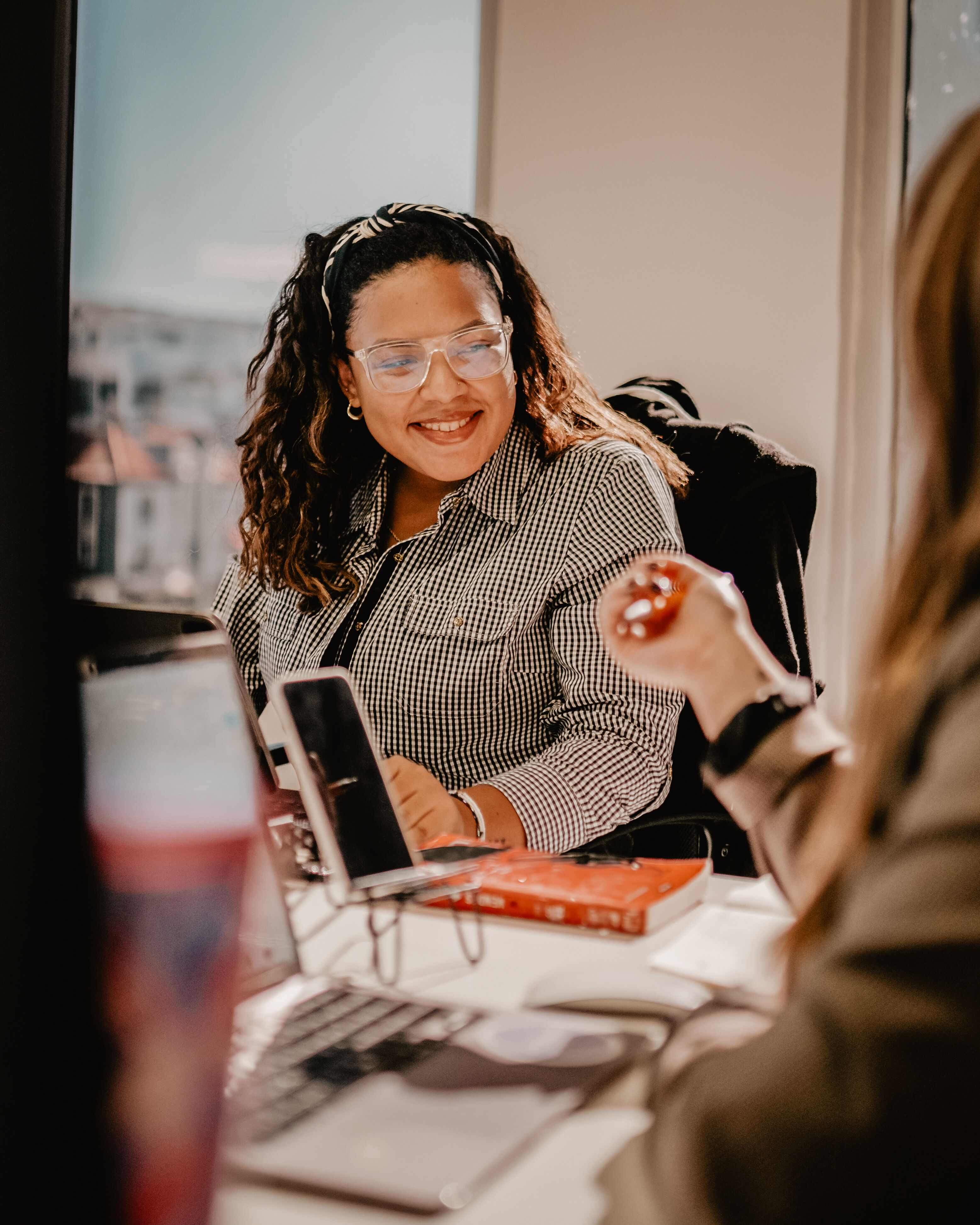 Versicherungsberater spricht mit einem Kunden im Büro